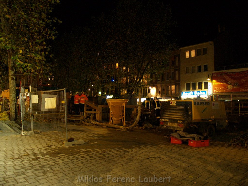 Einsatz BF Hoehenrettung Unfall in der Tiefe Person geborgen Koeln Chlodwigplatz   P67.JPG